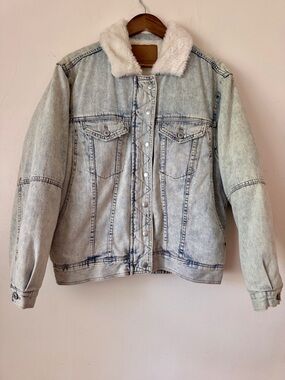 American Eagle Light Wash Denim Jacket with Faux Shearling Collar - Size L